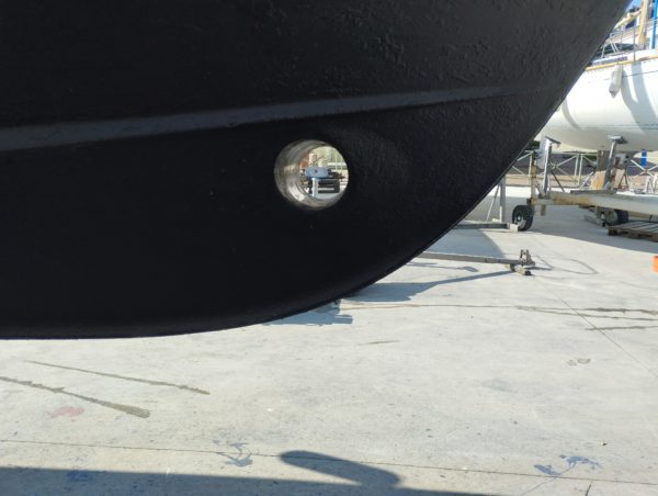 Bateau moteur occasion Arvor 250 anodes scaled
