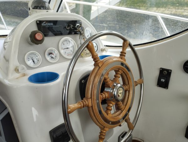 Bateau moteur occasion Arvor 250 barre a roue scaled