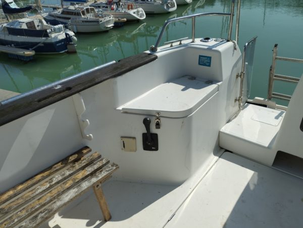 Bateau moteur occasion Arvor 250 commande deportee moteur scaled