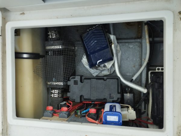 Bateau moteur occasion Arvor 250 coupleur chargeur batteries scaled