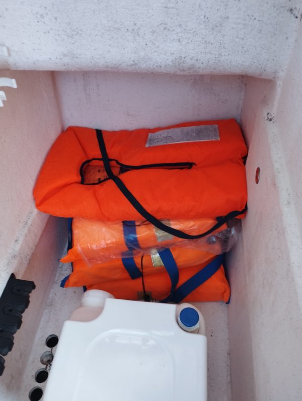 Bateau moteur occasion Arvor 250 gilets scaled