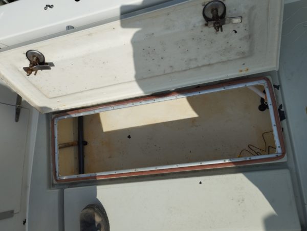 Bateau moteur occasion Arvor 250 rangements coffres scaled