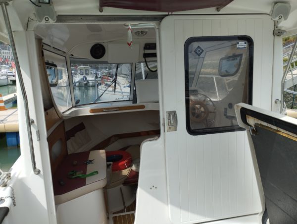 Bateau moteur occasion Arvor 250 vue acces cabine scaled