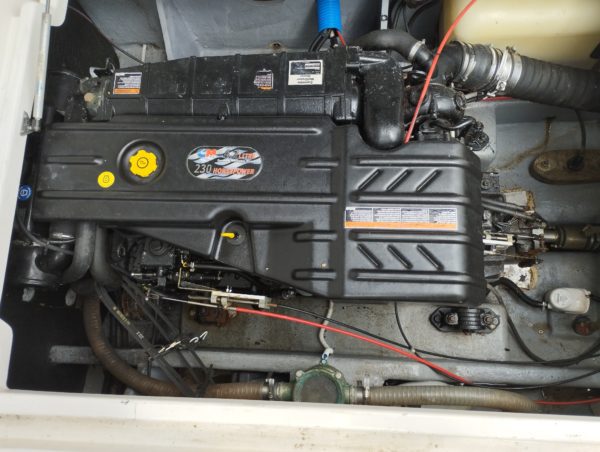 Bateau moteur occasion Arvor 250 vue moteur 1 scaled