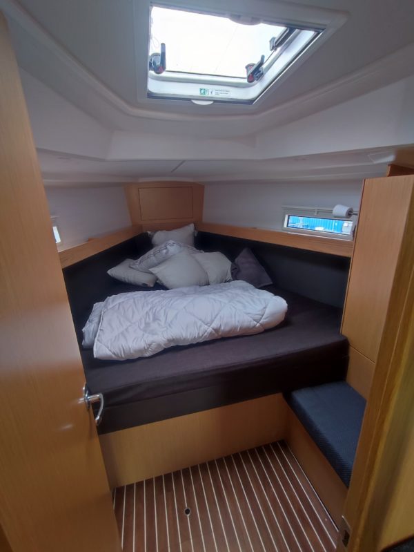 Bavaria 37 cabine avant occasion Albatre Plaisance scaled