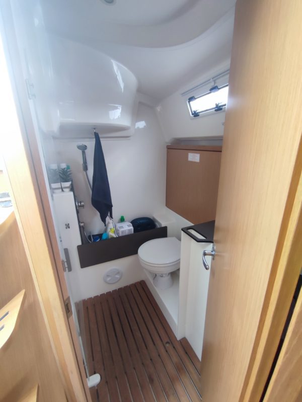Bavaria 37 toilettes occasion Albatre Plaisance scaled