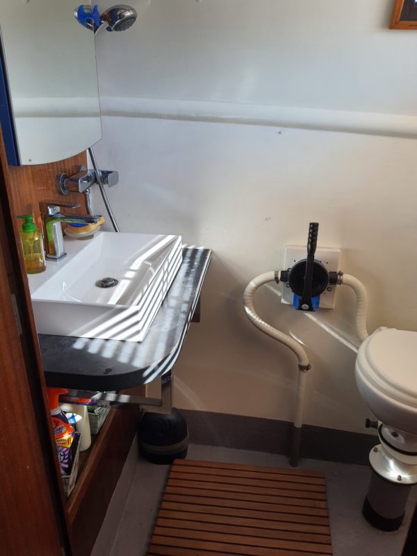 Vedette Holandaise Toilettes et douche occasion Albatre Plaisance Normandie scaled