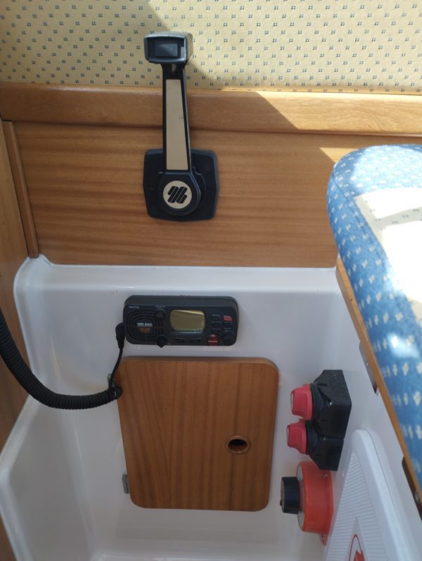 Bateau moteur occasion Quicksilver weekend 700 Vhf coupe circuit scaled