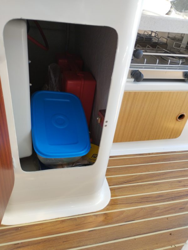 Bateau moteur occasion Quicksilver weekend 700 boite pharmacie  scaled