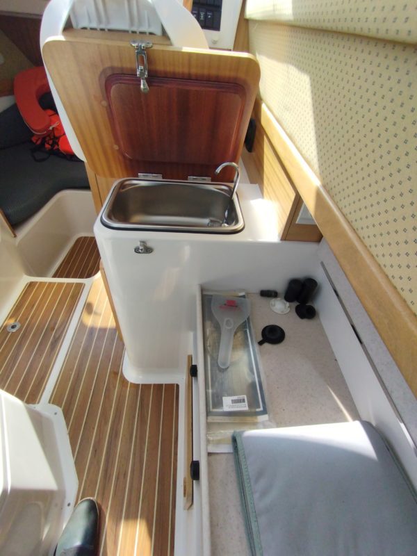 Bateau moteur occasion Quicksilver weekend 700 evier cuisine scaled