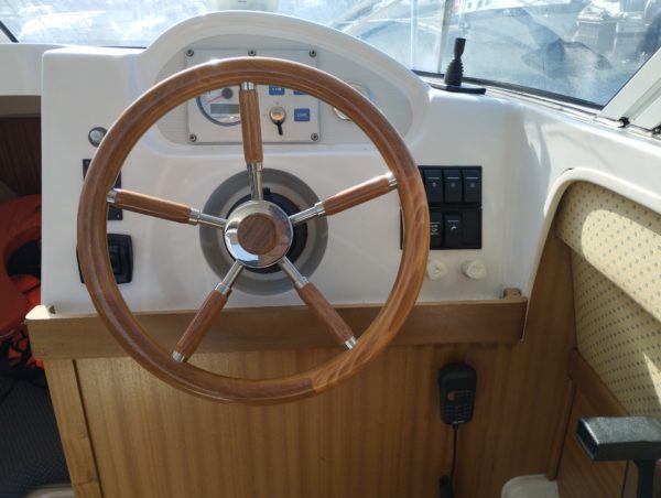 Bateau moteur occasion Quicksilver weekend 700 poste de pilotage scaled