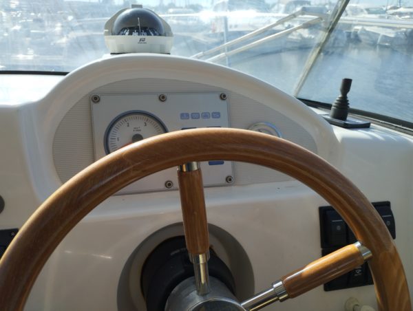Bateau moteur occasion Quicksilver weekend 700 poste pilotage scaled
