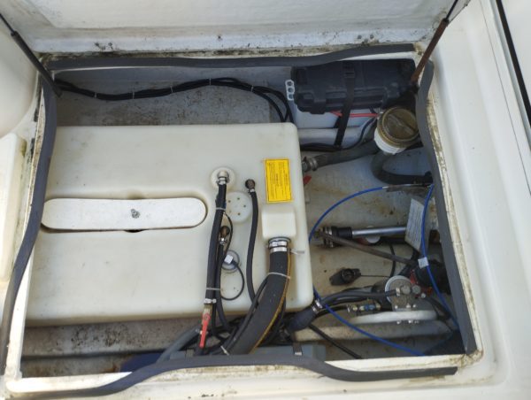 Bateau moteur occasion Quicksilver weekend 700 reservoir scaled