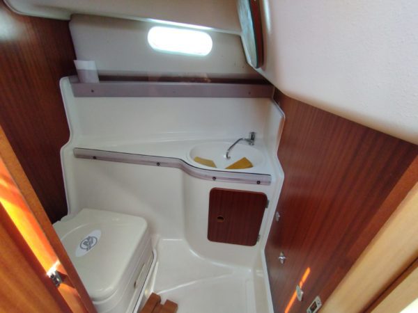 Bateau moteur occasion Quicksilver weekend 700 sdb jpg scaled