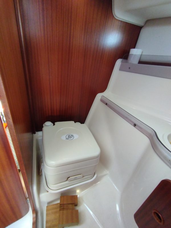 Bateau moteur occasion Quicksilver weekend 700 toilettes scaled