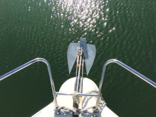 Bateau moteur occasion Quicksilver weekend 700 vue Ancre scaled