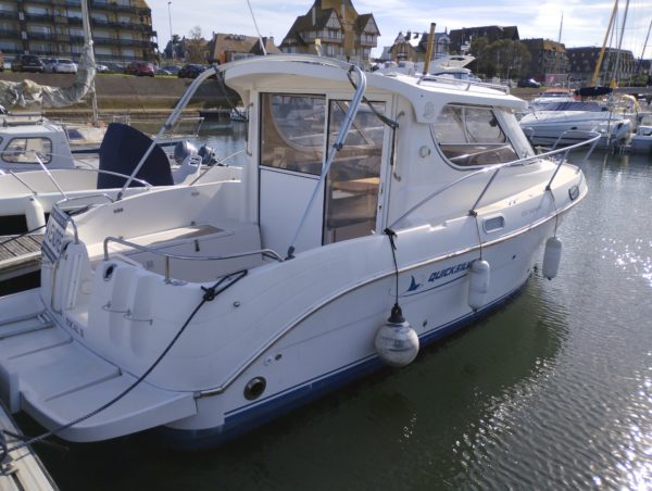 Bateau moteur occasion Quicksilver weekend 700 vue arriere tribord scaled