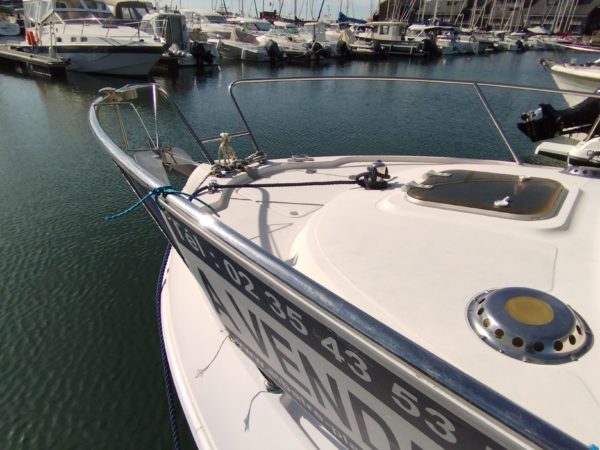 Bateau moteur occasion Quicksilver weekend 700 vue avant scaled