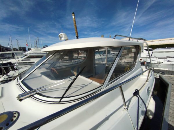Bateau moteur occasion Quicksilver weekend 700 vue babord avant scaled