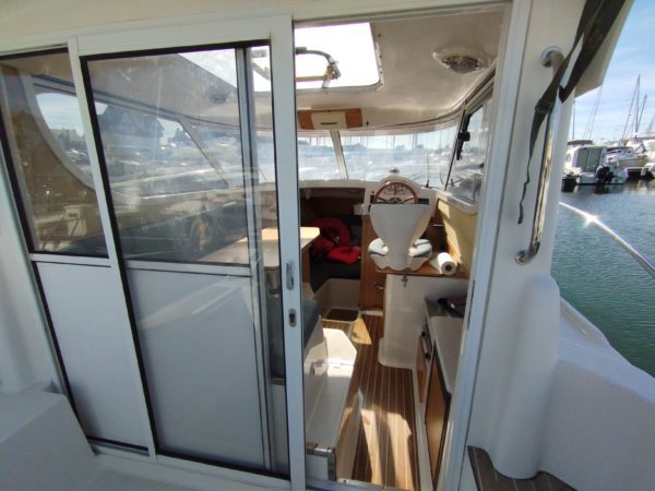 Bateau moteur occasion Quicksilver weekend 700 vue interieure 2 scaled