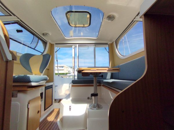Bateau moteur occasion Quicksilver weekend 700 vue interieure 3 scaled