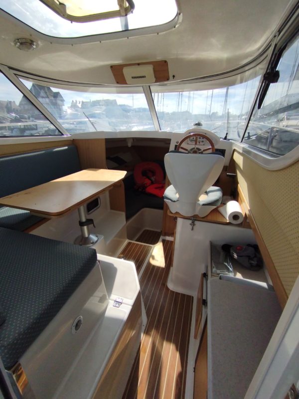 Bateau moteur occasion Quicksilver weekend 700 vue interieure scaled