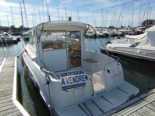 Bateau moteur occasion Quicksilver weekend 700 vue jupe arriere scaled
