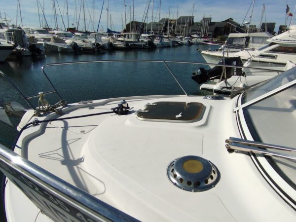 Bateau moteur occasion Quicksilver weekend 700 vue pont avant scaled