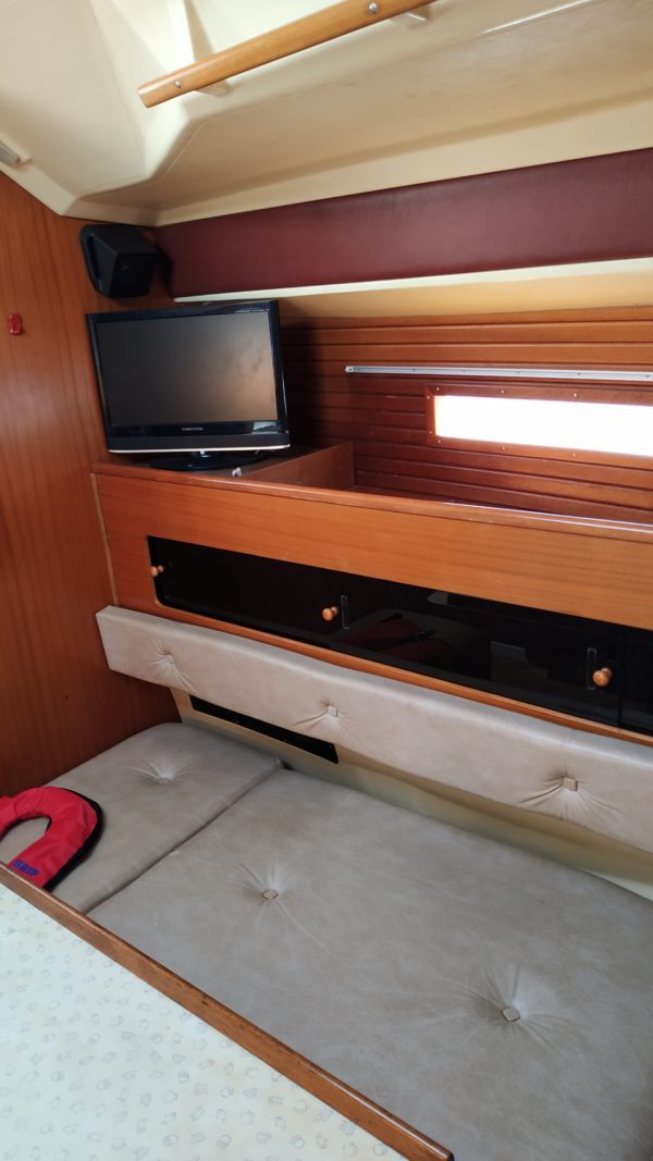 Dufour 34 voilier occasion Carre tribord scaled