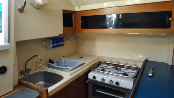 Dufour 34 voilier occasion Cuisine 2 scaled
