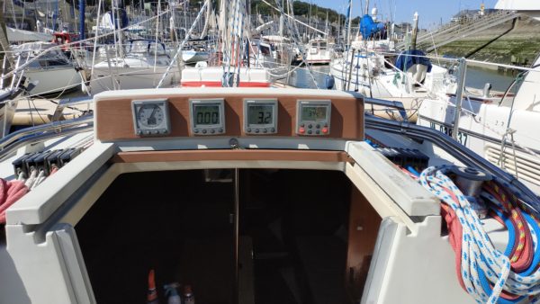 Dufour 34 voilier occasion descente avant scaled