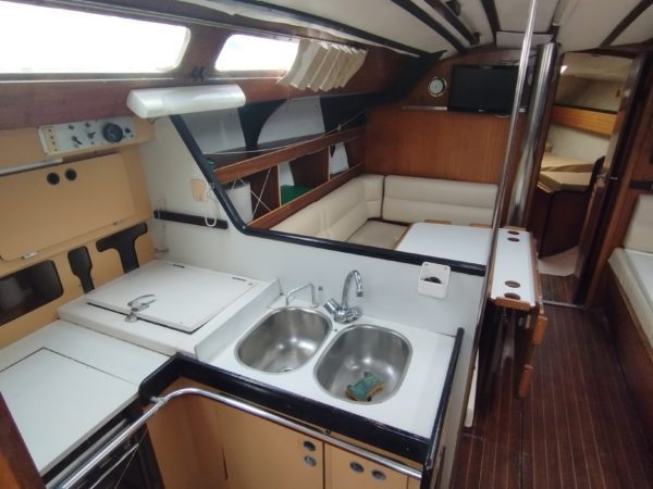 Voilier occasion Albatre Plaisance SUN FIZZ Vue carre 2 scaled
