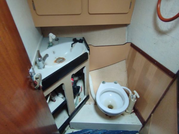 Voilier occasion Albatre Plaisance SUN FIZZ toilettes scaled