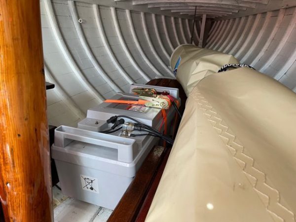 Voilier requin avant interieur Copie