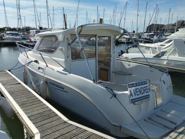 bateau moteur occasion Quicksilver weekend 700 vue arriere babord scaled