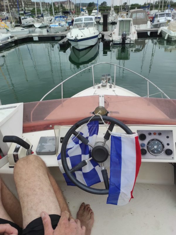 bateau moteur Almeria 26 occasion albatre plaisance normandie vue poste de pilotage