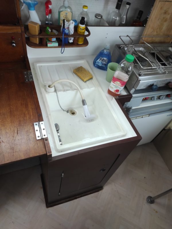 bateau moteur occasion Almeria 750 cuisine