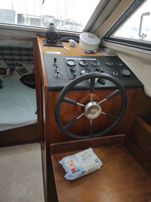 bateau moteur occasion Almeria 750 poste de pilotage