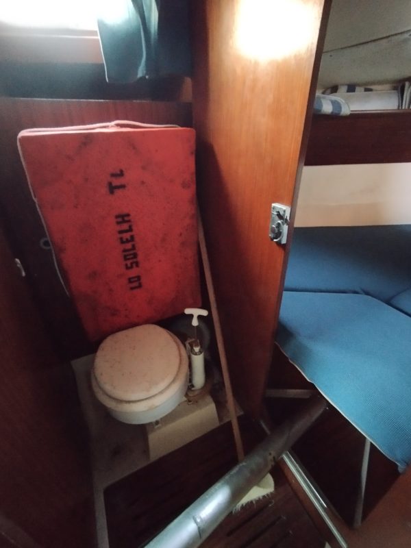 Dufour 3800 voilier occasion Albatre Plaisance normandie wc marin