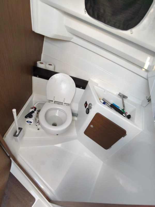 Bateau Beneteau Antares 8 vedette occasion Albatre Plaisance Normandie WC