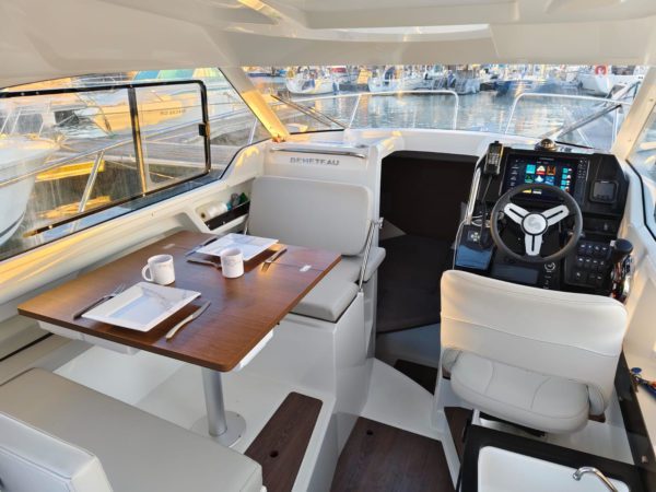 Bateau Beneteau Antares 8 vedette occasion Albatre Plaisance Normandie carré
