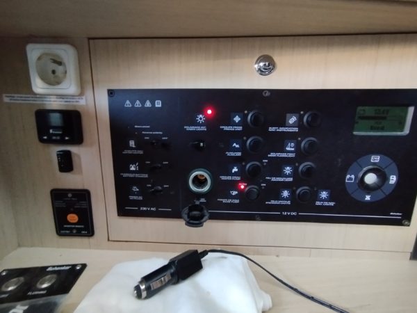Bénéteau Oceanis 41.1 voilier occasion Albatre Plaisance Normandie tableau electrique