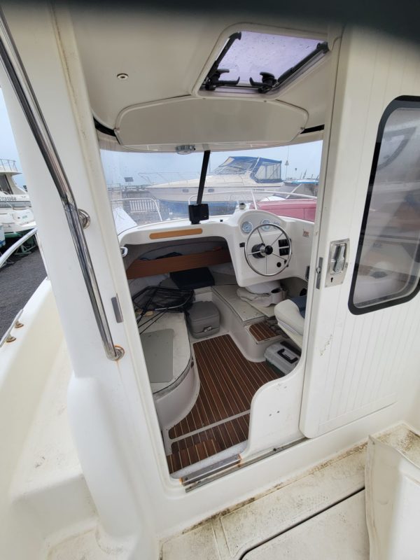 Quicksilver 640 pilothouse vedette occasion Albatre Plaisance Normandie Cabine