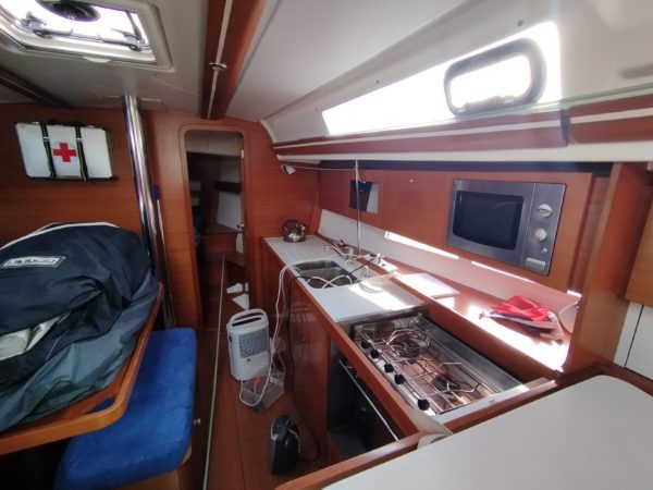 Dufour 375 voilier occasion Albatre Plaisance Normandie cuisine