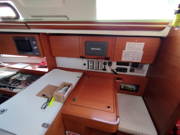 Dufour 375 voilier occasion Albatre Plaisance Normandie table à cartes