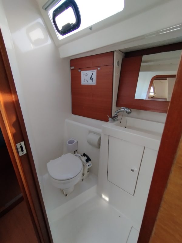 Dufour 375 voilier occasion Albatre Plaisance Normandie toilettes