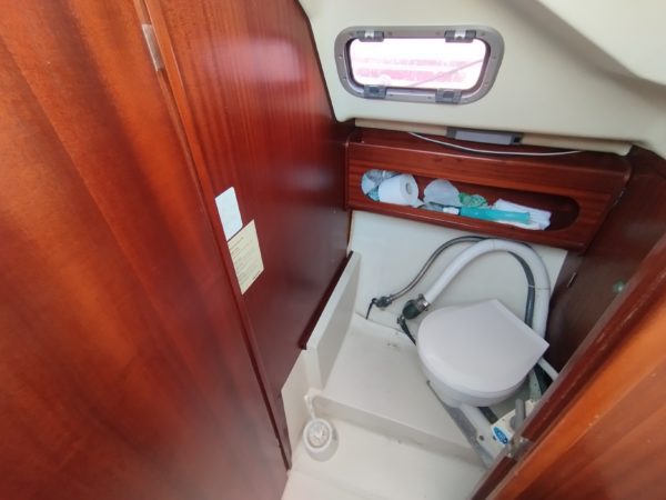 Dehler 25 cruising voilier occasion Albatre Plaisance Normandie WC