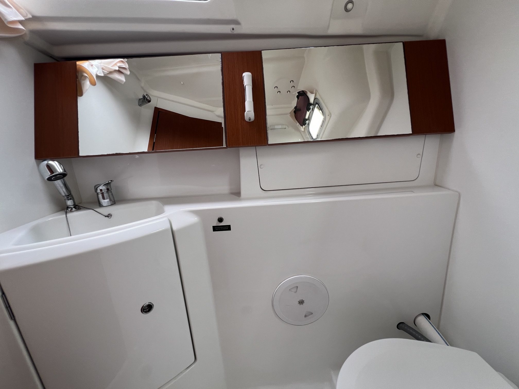 Beneteau Oceanis 31 voilier occasion a vendre Albatre Plaisance Normandie Toilettes