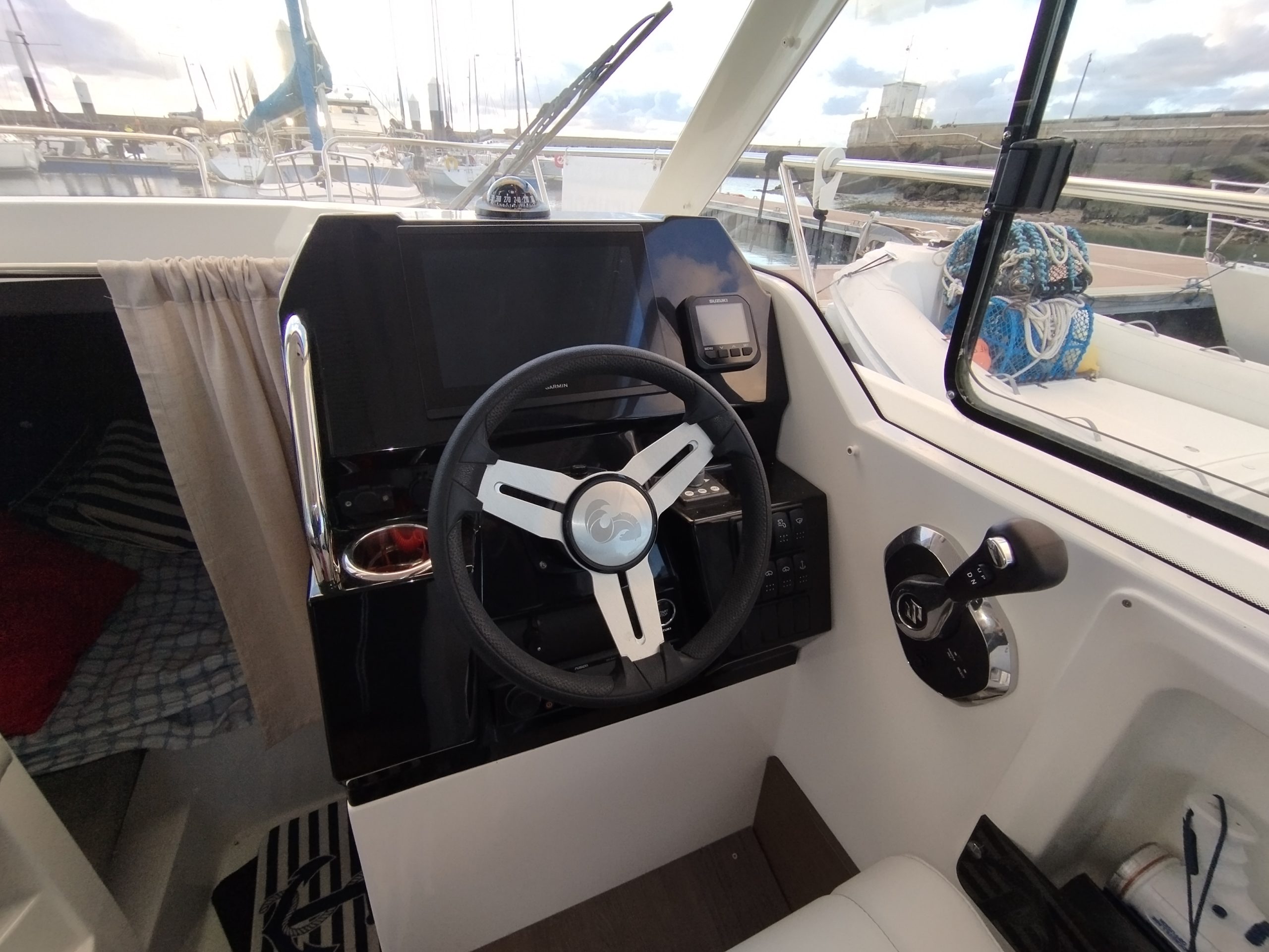 Antares 8 OB V2 Fishing Bénéteau occasion Albatre Plaisance Normandie 15