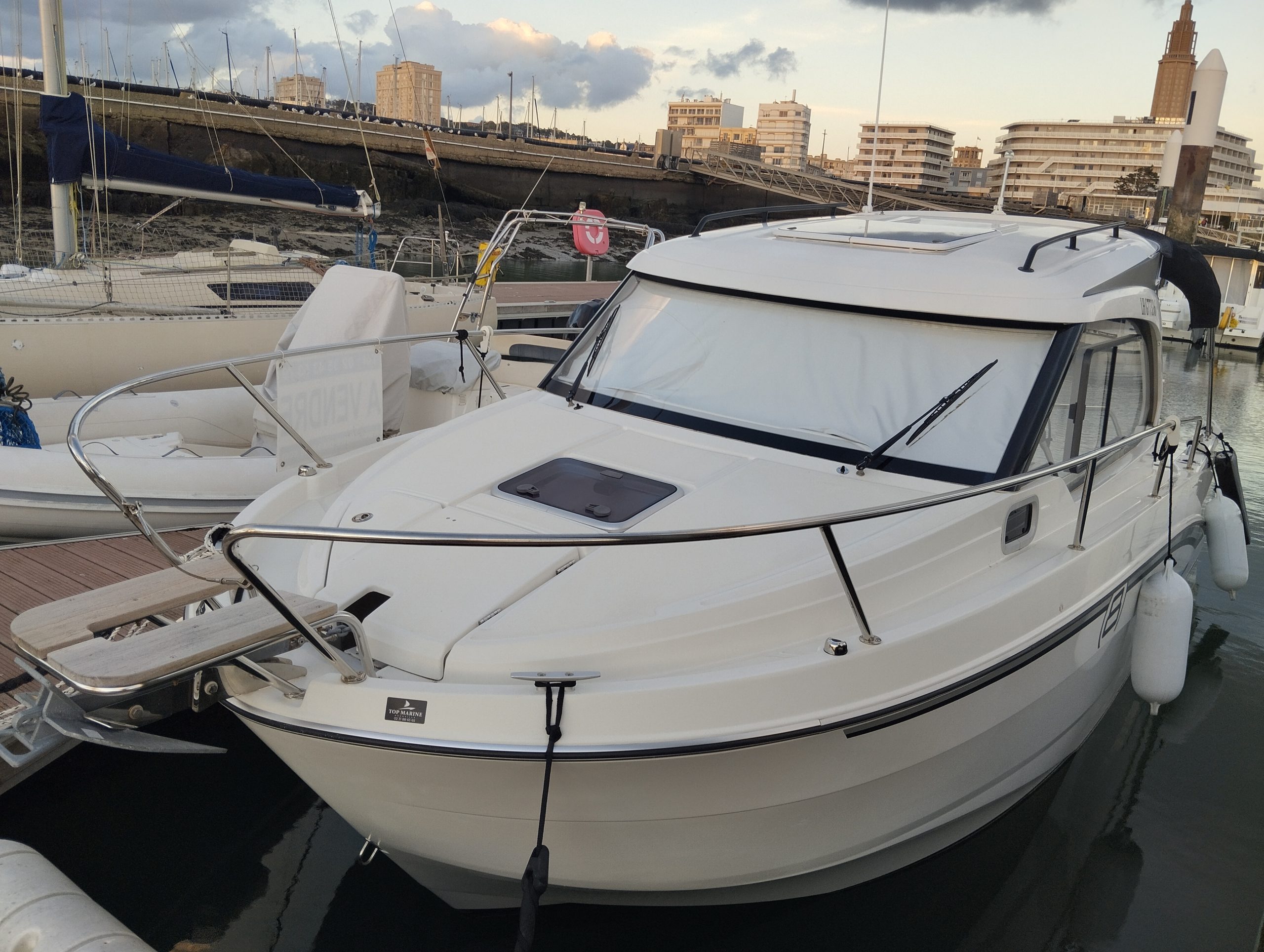 Antares 8 OB V2 Fishing Bénéteau occasion Albatre Plaisance Normandie 2